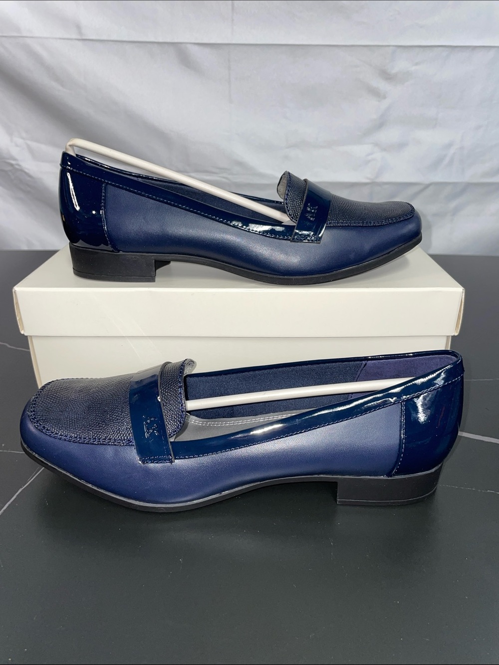 ANNE KLEIN VITTORIO WOMENS BLUE LEATHER W/ PATENT TRIM FTL-09-038